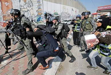 إصابة فلسطيني في اعتداءات للاحتلال الاسرائيلي ووفاة أربعة بفيروس (كورونا) إصابة فلسطيني في اعتداءات للاحتلال الاسرائيلي ووفاة أربعة بفيروس (كورونا)
