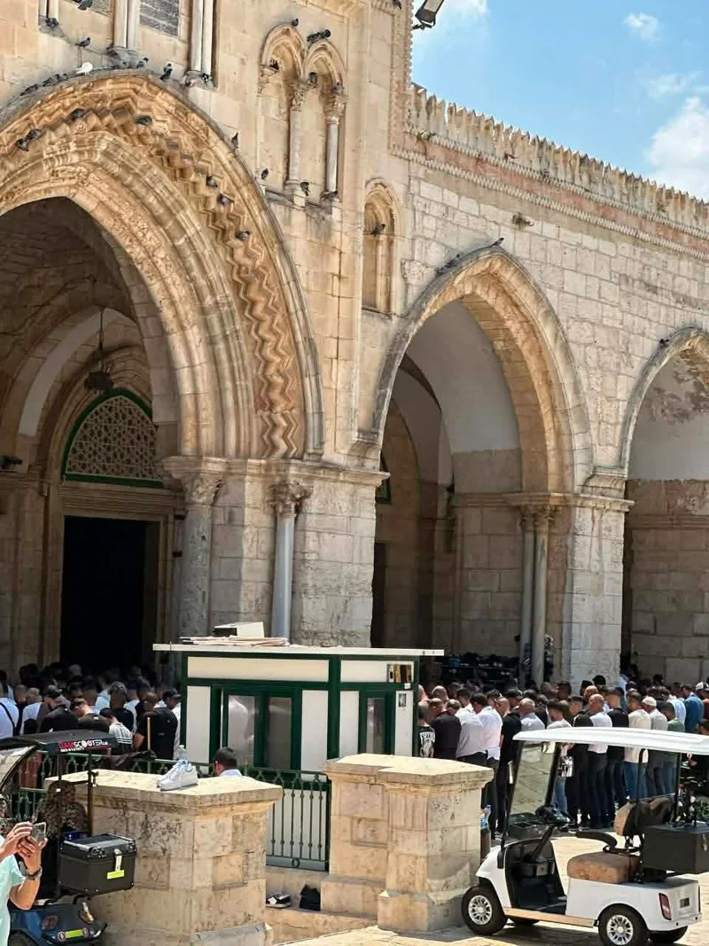 عشرات آلاف الفلسطينيين يؤدون صلاة الجمعة في الأقصى المبارك