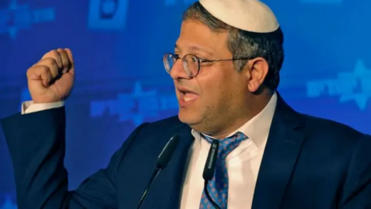 محتجون يهاجمون وزير الامن القومي الصهيوني ويصفعون زوجته