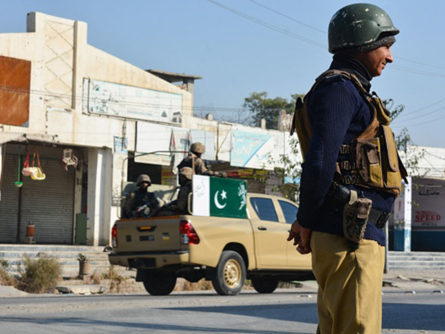 الشرطة الباكستانية تعلن مقتل أحد أفرداها في هجوم مسلحين على مركز للتحصين 