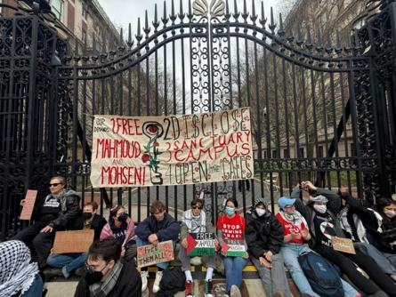 طلبة يعتصمون أمام جامعة كولومبيا تضامنا مع زملائهم المهددين بالترحيل