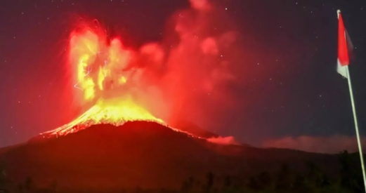 ثوران بركان ليووتوبي لاكي-لاكي باندونيسيا مطلقا رمادا على ارتفاع عشرة كيلومترات