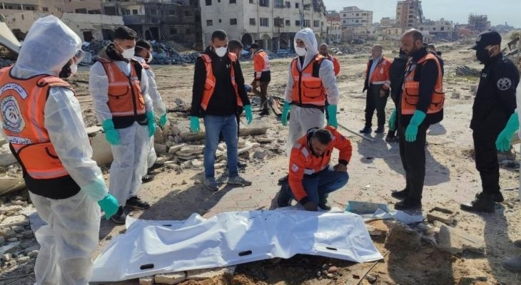  الدفاع المدني بغزة ينقل رفات 16 شهيداً من عائلة واحدة إلى مقبرة رسمية