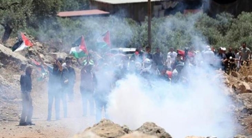 إصابات بالاختناق خلال قمع العدو الصهيوني مسيرة بيتا جنوب نابلس