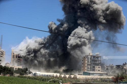 استشهاد خمسة فلسطينيين بقصف العدو الصهيوني منزلاً في النصيرات وسط قطاع غزة