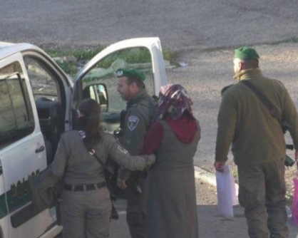 العدو الإسرائيلي يعتقل شابا فلسطينيا من طوباس وطفلًا ووالدته من العيسوية في القدس