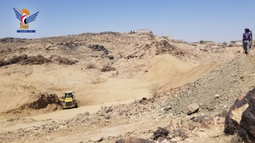 محافظ البيضاء يتفقد سير العمل بحاجز روضة الحصن مديرية ردمان