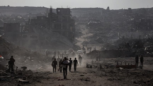 استشهاد فلسطيني وإصابة آخرين بقصف العدو الإسرائيلي مركبة مدنية وسط غزة