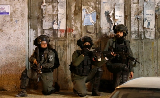 العدو الصهيوني يعتدي على الفلسطينيين بالخليل ومستوطنون يهاجمون بلدة سنجل