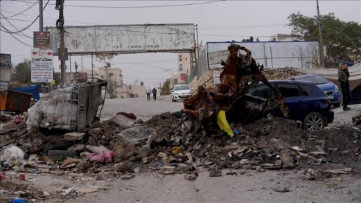 العدو الإسرائيلي يواصل حصار وإغلاق حزما لليوم الثالث