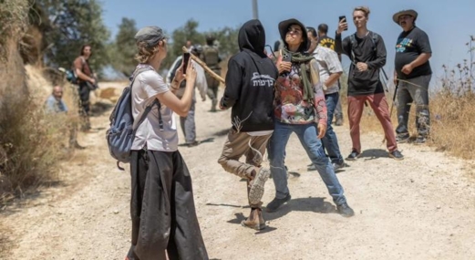 مستوطنون صهاينة يعتدون على الفلسطينيين في بيت لحم ونابلس