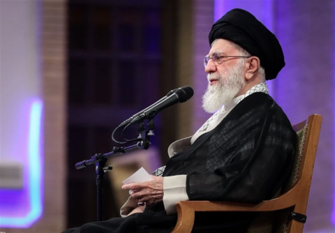 رسالة خامنئي إلى اللاعبة الإيرانية لرياضة "المواي تاي"