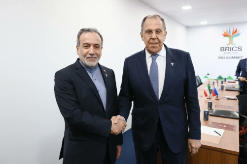 لافروف يؤكد على حل القضية النووية الإيرانية دبلوماسيًا