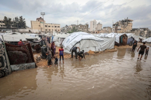 العواصف تكشف هشاشة الملاجئ.. نازحو غزة بين خيام ممزقة وغياب البدائل