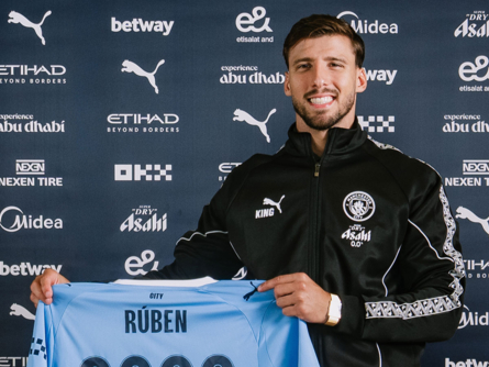 مانشستر سيتي يجدد عقد مدافعه روبن دياز حتى 2029