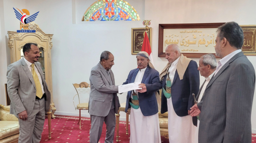 رئيس مجلس النواب يتسلًم إقرار الذمة المالية من عضو هيئة مكافحة الفساد أحمد الشيخ