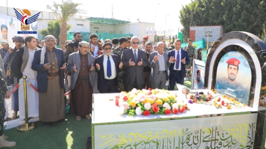 الدكتور بن حبتور يزور أضرحة الشهداء الصماد والرهوي والغماري