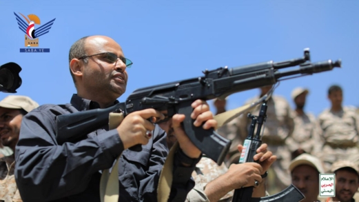 فيديو || تدشيناً للتعبئة العامة ..الرئيس المشاط يشارك مع قيادات الدولة والحكومة في مناورة عسكرية