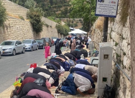 العدو يمنع المصلين الفلسطينيين من دخول الأقصى ويعتدي عليهم بالضرب ويعتقل صحفيا 