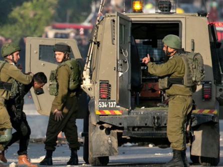 العدو الإسرائيلي يعتقل ثلاثة أسرى فلسطينيين محررين ويستدعي رابعًا عقب اقتحام الخليل ودورا