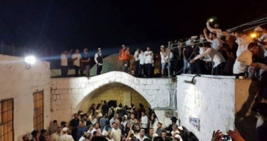 مئات المستوطنين يقتحمون "مقام يوسف" شرق نابلس