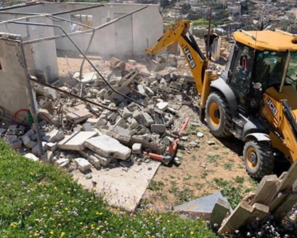 العدو الإسرائيلي يهدم إسطبلا للخيول في العيسوية بالقدس