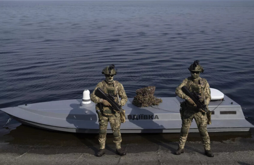 القوات الأوكرانية تستخدم أقمار OneWeb البريطانية للتحكم في زوارقها المسيرة بالبحر الأسود