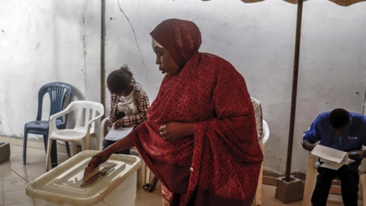 السنغاليون ينتخبون رئيسهم الجديد بعد ثلاث سنوات من أزمة سياسية حادة