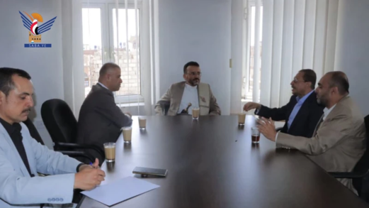 مناقشة المواضيع المتصلة بالتشريعات والقوانين ذات العلاقة بقطاعي التجارة والاستثمار