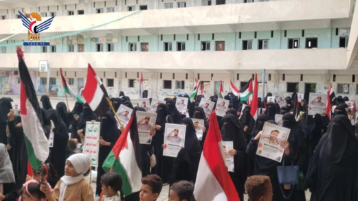 وقفة نسائية بالحديدة وفاء لدماء الشهداء وتتويجا لعامين من العطاء