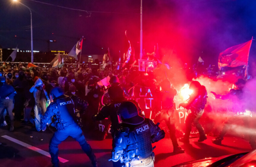 اشتباكات عنيفة في العاصمة السويسرية برن خلال مظاهرة مؤيدة لفلسطين