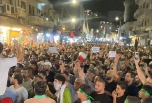 آلاف الأردنيين يحتفون بـ"زفة شهيد" عملية الكرامة ويهتفون للمقاومة