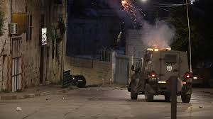 العدو الصهيوني يقتحم بلدة دورا ويداهم منزل أسير محرر