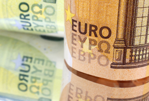 تراجعُ سعر اليورو مع إخفاق اتفاق أمريكا والاتحاد الأوروبي التجاري
