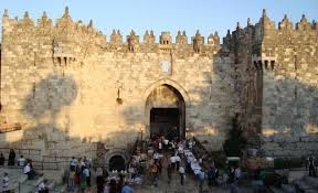 عشرات المستوطنين يقتحمون باحات المسجد الأقصى