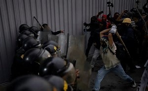 صدامات عنيفة بين متظاهرين ضد الحكومة والشرطة في ليما