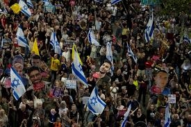 احتجاجات في الأراضي المحتلة للمطالبة بصفقة تبادل ووقف حرب غزة