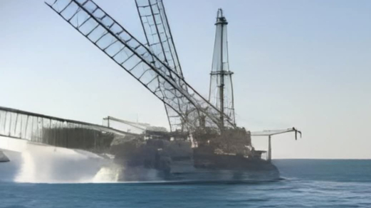 وفاة أربعة أشخاص وإصابة آخرين أثر انقلاب بارج بحري في خليج السويس بمصر