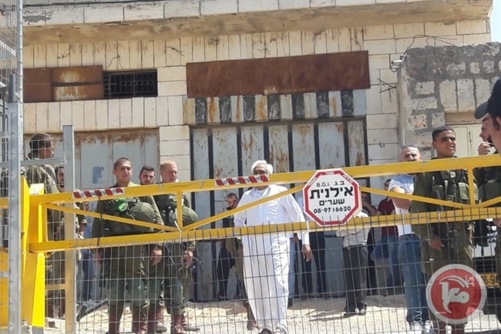 جنود العدو الإسرائيلي يطلقون النار على شاب فلسطيني في الخليل