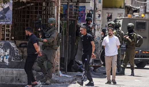 استشهاد فلسطيني وإصابة إثنين آخرين واعتقال 13 خلال اعتداءات العدو الإسرائيلي في الضفة