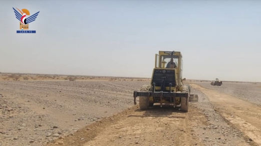 السلطة المحلية في الجوف تسلم مواقع ثلاث طرق زراعية