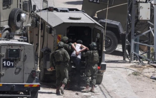 العدو الإسرائيلي يشن حملة دهم اعتقالات واسعة في صفوف الفلسطينيين في الضفة