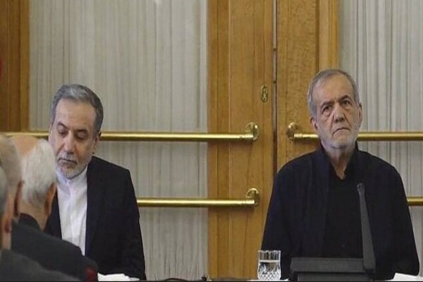 الرئيس الايراني يؤكد على تعزيز العلاقات مع دول الجوار وروسيا والصين الرئيس الايراني يؤكد على تعزيز العلاقات مع دول الجوار وروسيا والصين