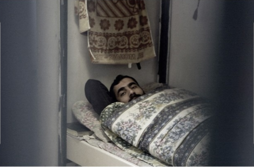 مركز فلسطين: البرد ينهش أجساد الأسرى في السجون الصهيونية وسط غياب تام لوسائل التدفئة