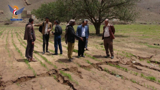 رئيس هيئة الموارد والمنشآت المائية يطلع على حجم التشققات الأرضية في منطقة سيان بسنحان