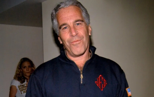 مراهقة تتهم المجرم إبستين باستخدامها "حاضنة بشرية" لإنجاب طفل سري