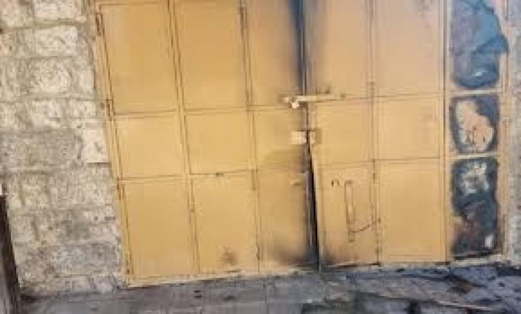 مستوطنون يحرقون محلا تجاريا في الخليل