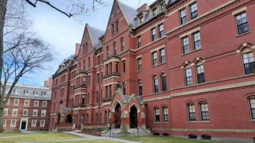 جامعة هارفارد تقاضي إدارة ترامب لحظر الطلاب الأجانب.. وتصف تصعيد الإدارة بالانتقام السياسي