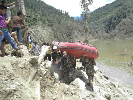 السلطات النيبالية: فقدان 66 شخصا إثر سقوط حافلتين في المياه جراء انهيار أرضي 