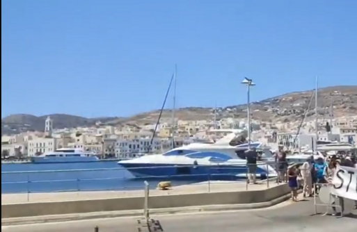 متظاهرون يمنعون رسو سفينة تقل سياحاً "إسرائيليين" على السواحل اليونانية متظاهرون يمنعون رسو سفينة تقل سياحاً "إسرائيليين" على السواحل اليونانية